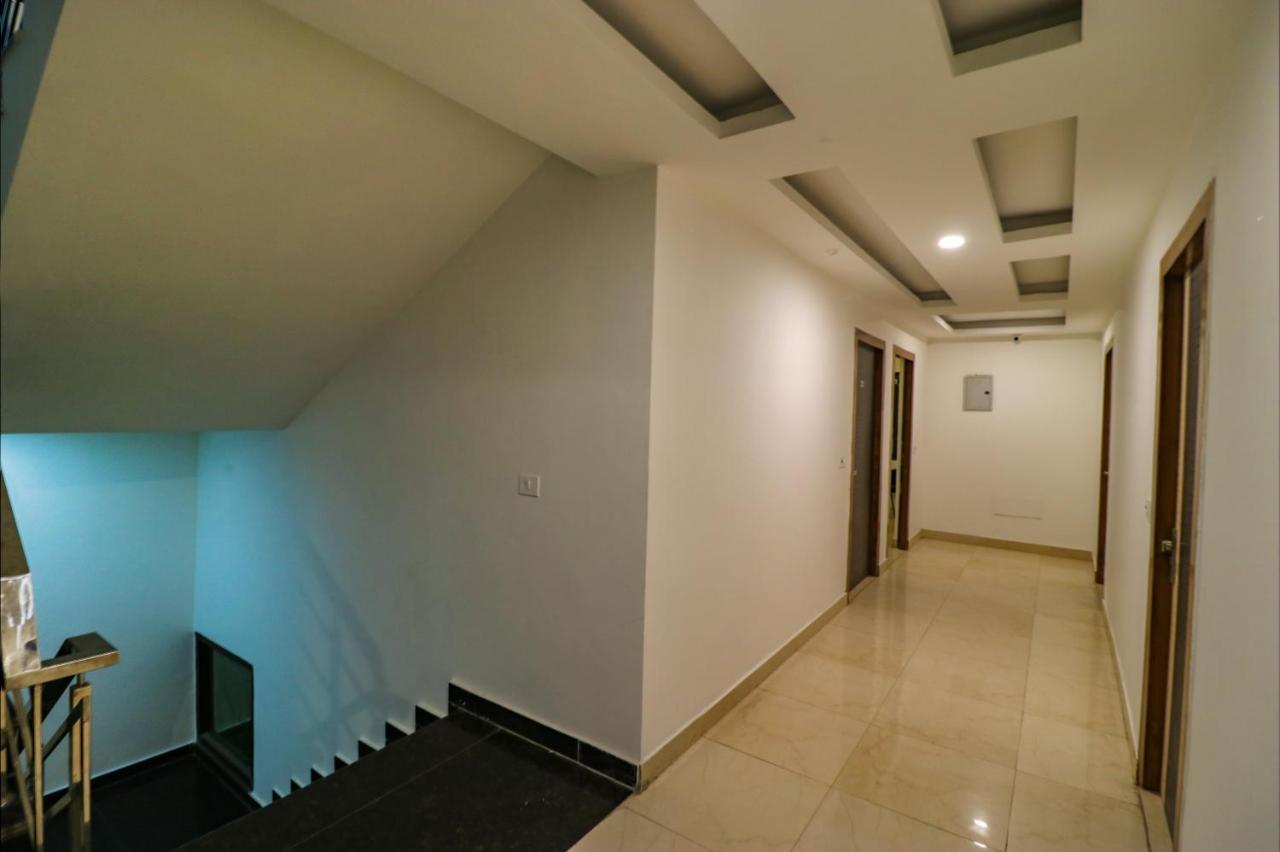 Отель Fabexpress Dolphin International Near Delhi Airport Нью-Дели Экстерьер фото