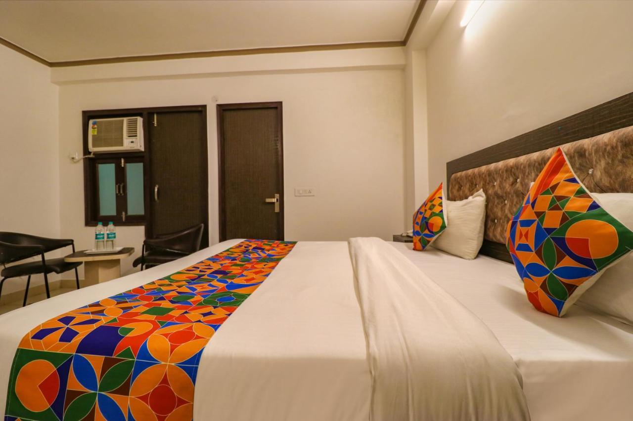 Отель Fabexpress Dolphin International Near Delhi Airport Нью-Дели Экстерьер фото